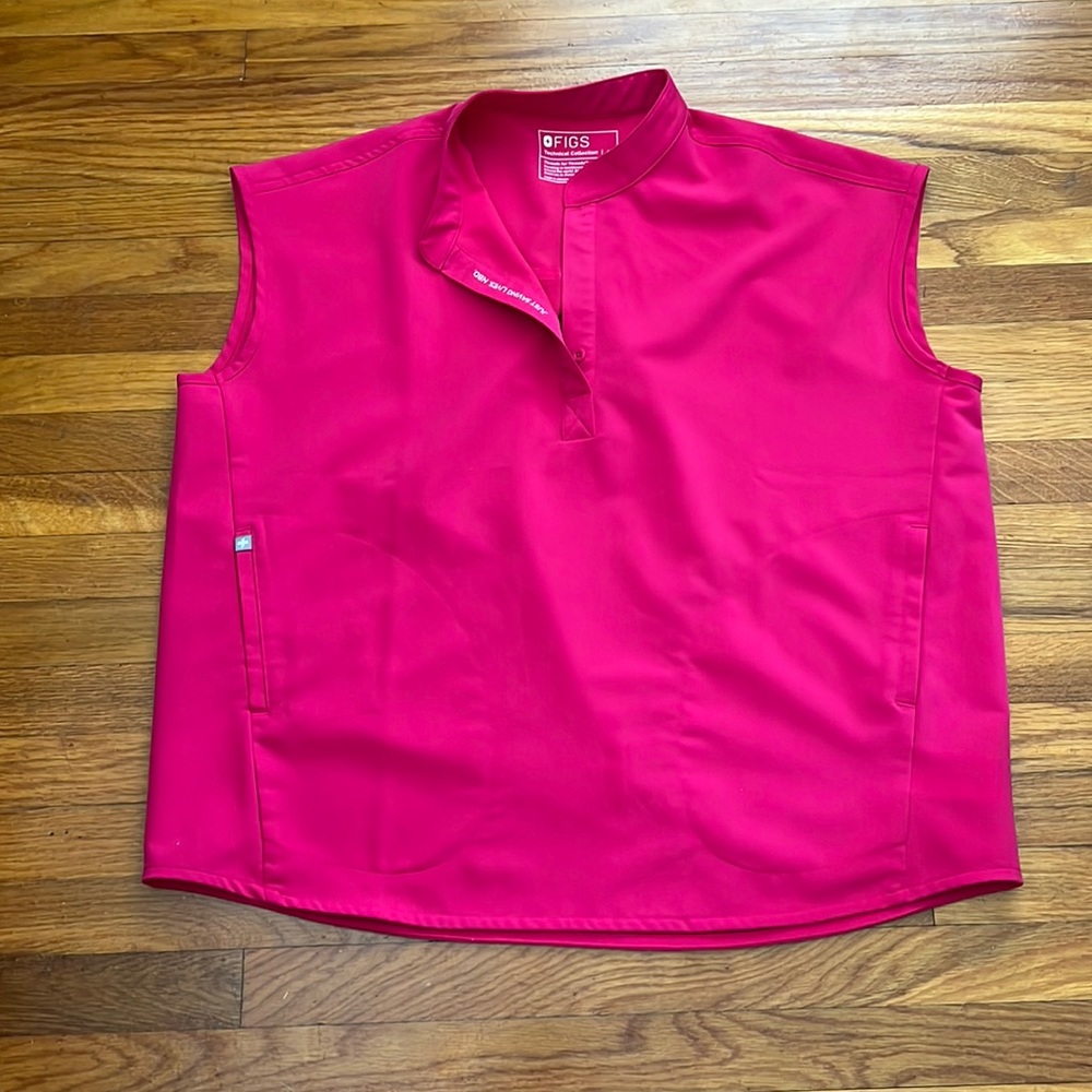 Figs oversized raphela top size medium. Color is ultra rose PO#2926